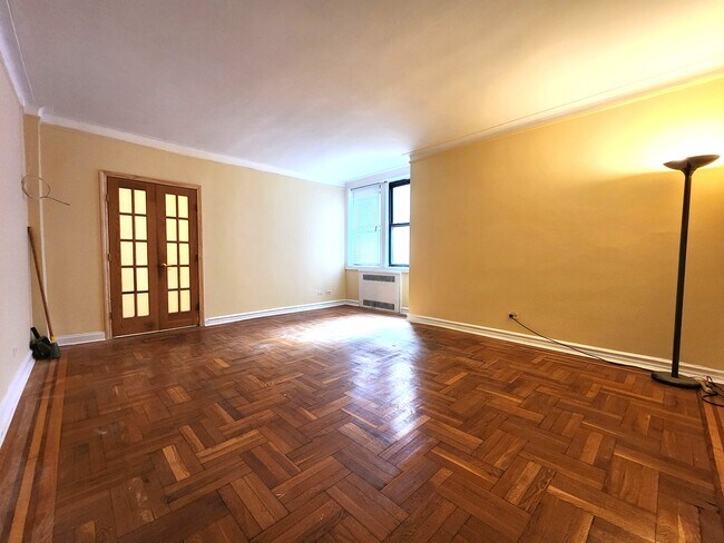 10 Avenue P, Unit 3L in Brooklyn, NY - Foto de edificio - Building Photo