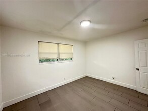 110 SW 7th Ave, Unit 1 in Dania Beach, FL - Foto de edificio - Building Photo
