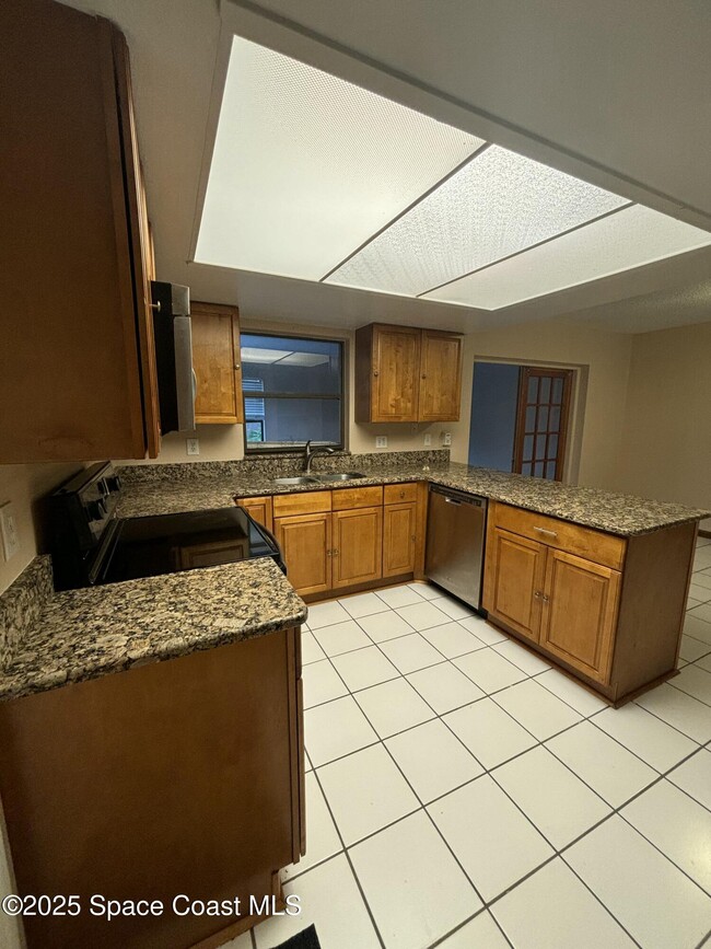 1201 NE Tropicana Rd in Palm Bay, FL - Foto de edificio - Building Photo