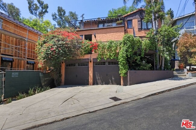 2001 Pinehurst Rd in Los Angeles, CA - Building Photo - Building Photo