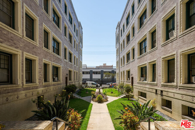2121 James M Wood Blvd in Los Angeles, CA - Building Photo - Building Photo