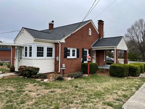 2405 S Fayetteville St in Asheboro, NC - Foto de edificio - Building Photo