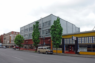 439 SE Grand Ave in Portland, OR - Foto de edificio - Building Photo