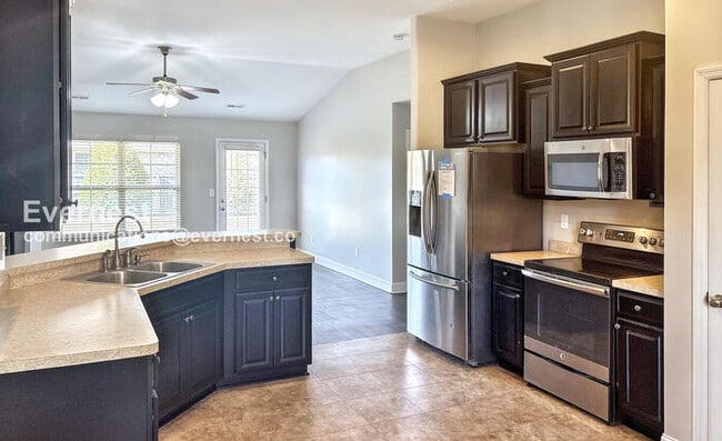 648 Piney Woods Rd in Owens Cross Roads, AL - Foto de edificio - Building Photo