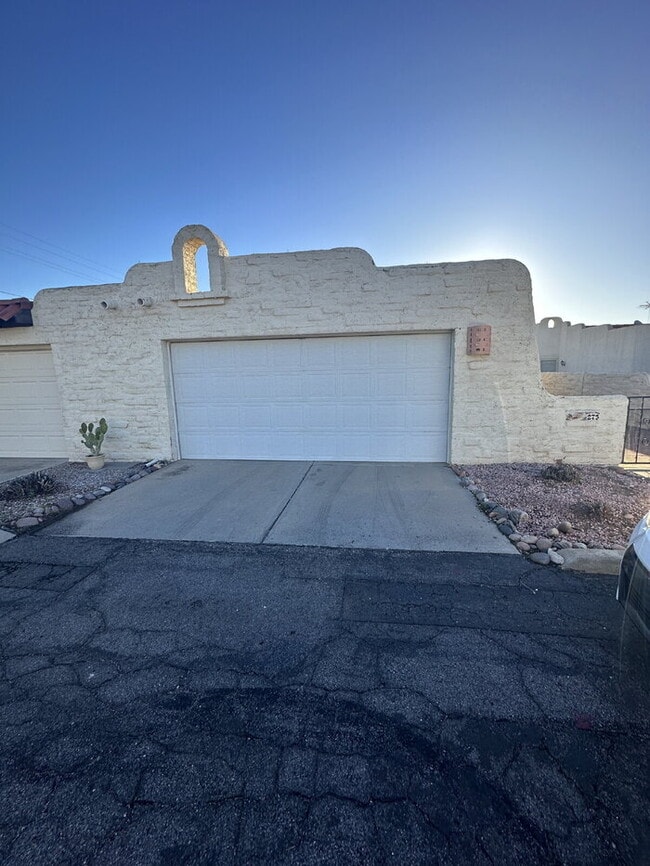 property at 273 E Vía Terrenal