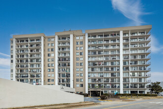 Pacific South Condominiums in Virginia Beach, VA - Building Photo - Building Photo