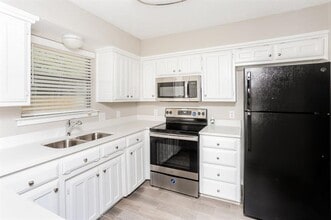 3652 Village Green Dr in Grand Prairie, TX - Foto de edificio - Building Photo