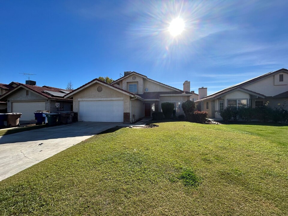 7921 Cold Creek Ct in Bakersfield, CA - Building Photo