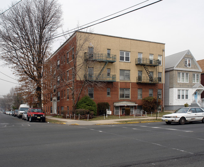 965 Avenue C in Bayonne, NJ - Foto de edificio - Building Photo