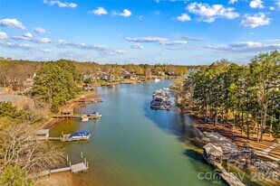 19843 Henderson Rd in Cornelius, NC - Building Photo
