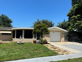 2203 Maureen Dr in Holiday, FL - Building Photo
