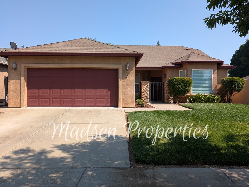 7 Redeemers Loop in Chico, CA - Building Photo