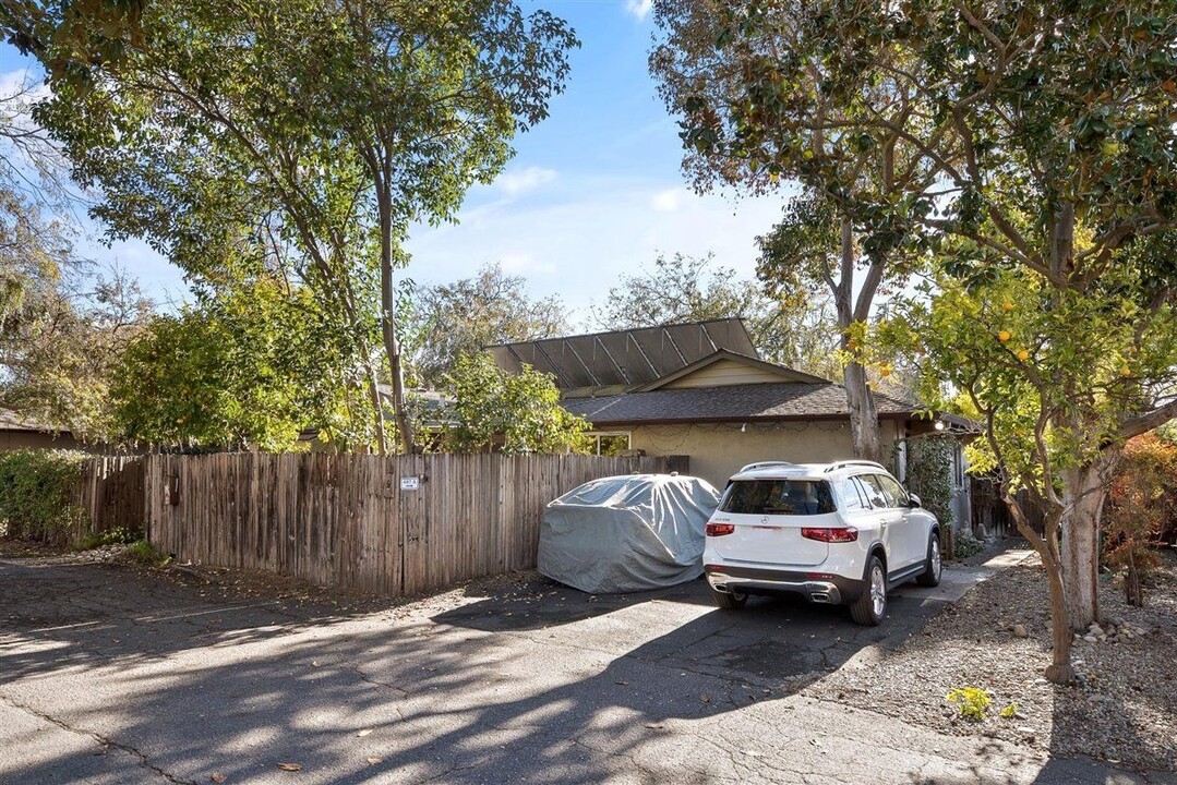 487 Thompson Ave in Mountain View, CA - Foto de edificio