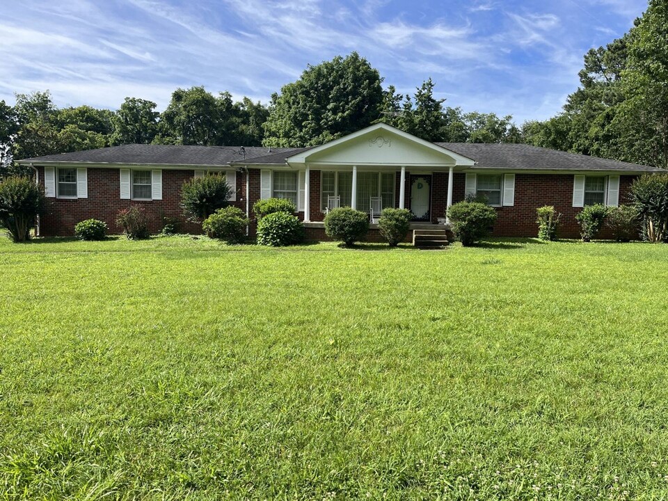 253 Old Shackle Island Rd in Hendersonville, TN - Foto de edificio