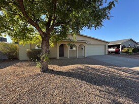 12218 North 25th Pl in Phoenix, AZ - Foto de edificio - Building Photo