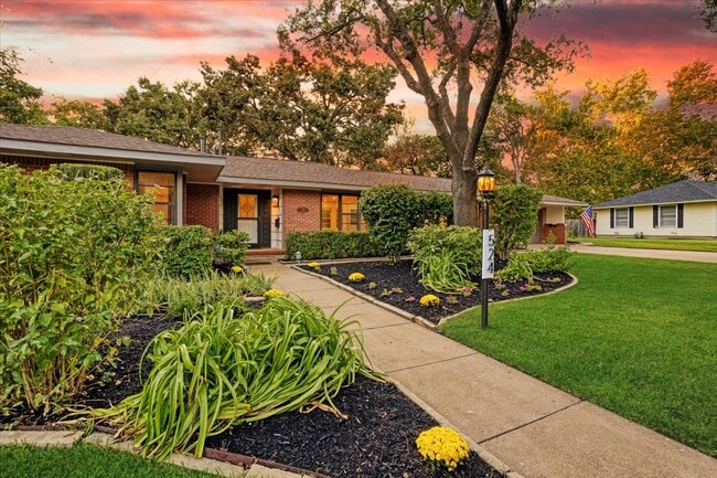 524 N Wharton St in Sherman, TX - Foto de edificio - Building Photo