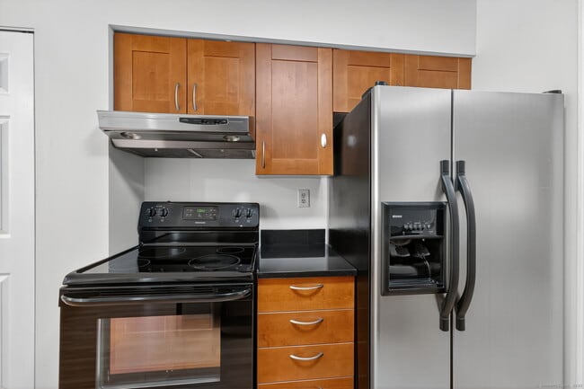 128 Conestoga Way in Glastonbury, CT - Building Photo - Building Photo