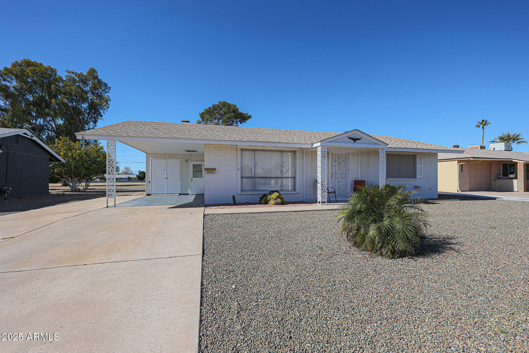 12238 N 105th Ave in Sun City, AZ - Foto de edificio