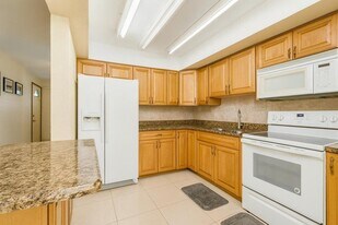 2533 Dolphin Dr in Delray Beach, FL - Building Photo