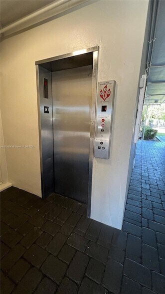 941 Crystal Lake Dr, Unit 208 in Pompano Beach, FL - Building Photo - Building Photo