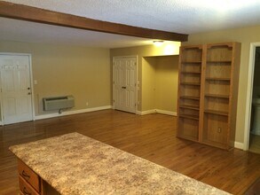 1443 Fernwood Glendale Rd, Unit A in Spartanburg, SC - Foto de edificio - Building Photo