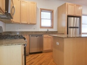 1321 W Belmont Ave, Unit 1 in Chicago, IL - Foto de edificio - Building Photo