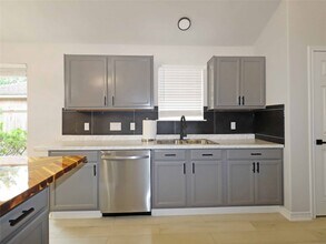 749 Grassy Knoll Trail in La Marque, TX - Building Photo - Building Photo