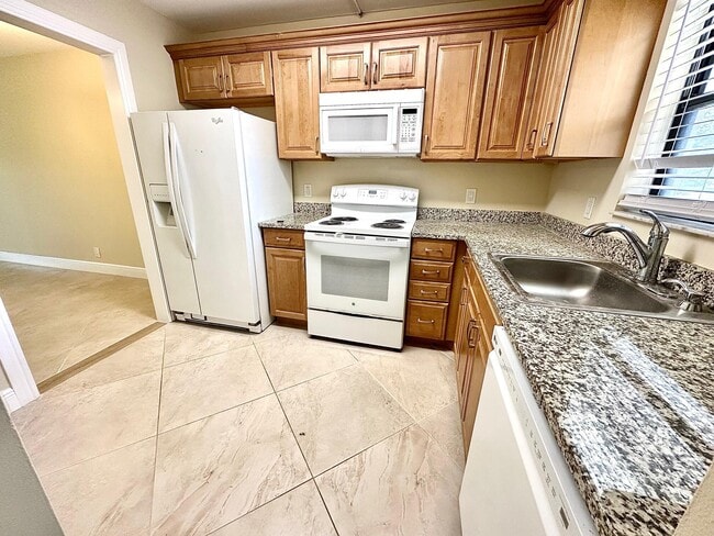 21904 Lake Forest Cir in Boca Raton, FL - Foto de edificio - Building Photo