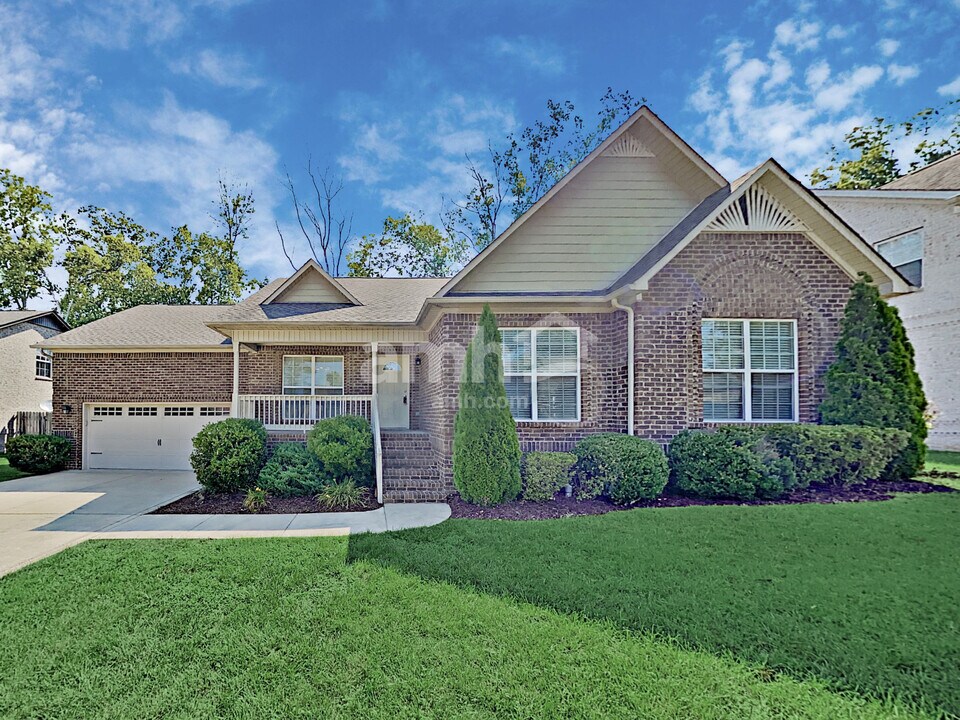 1012 Neeleys Bnd in Spring Hill, TN - Building Photo