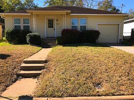 1202 Marie St in Brenham, TX - Building Photo