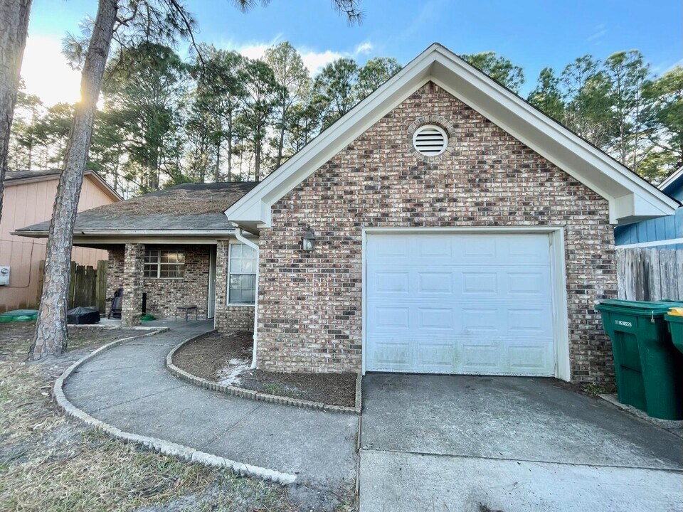 2016 Woodfern Path in Fort Walton Beach, FL - Building Photo