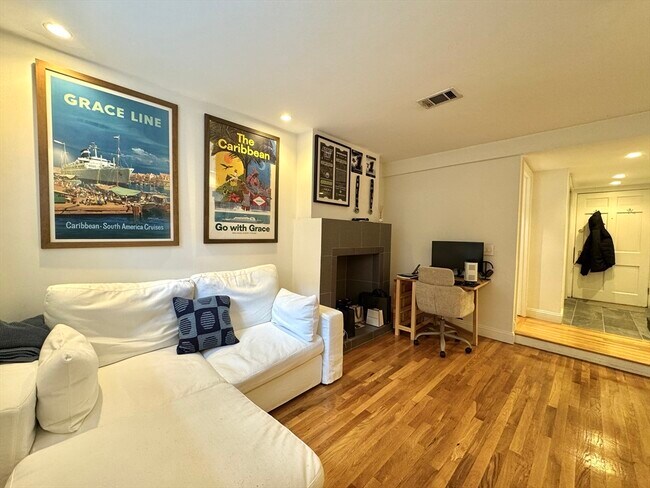 124 Beacon St in Boston, MA - Building Photo - Building Photo