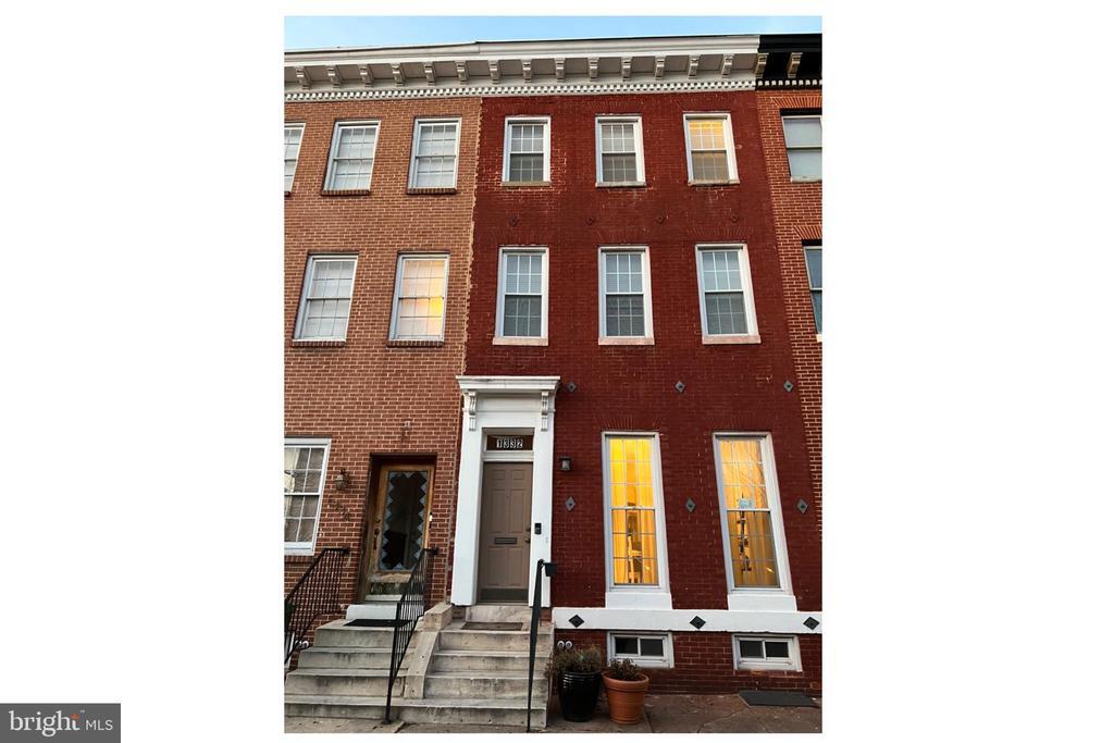 1332 Hollins St in Baltimore, MD - Building Photo