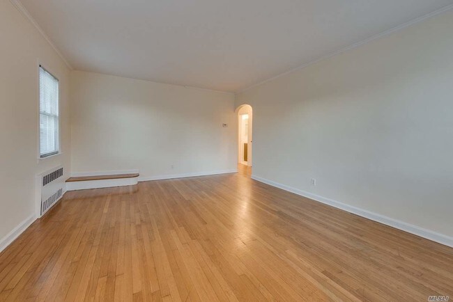 326 E Penn St-Unit -1st Fl in Long Beach, NY - Building Photo - Building Photo