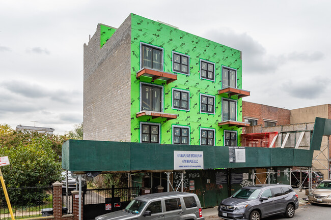 674 Maple St in Brooklyn, NY - Foto de edificio - Building Photo