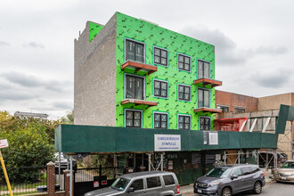 674 Maple St in Brooklyn, NY - Building Photo - Building Photo