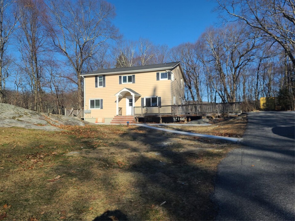 596 Milton Turnpike in Highland, NY - Building Photo