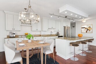 1360 N Sandburg Ter, Unit 2812C in Chicago, IL - Building Photo - Building Photo