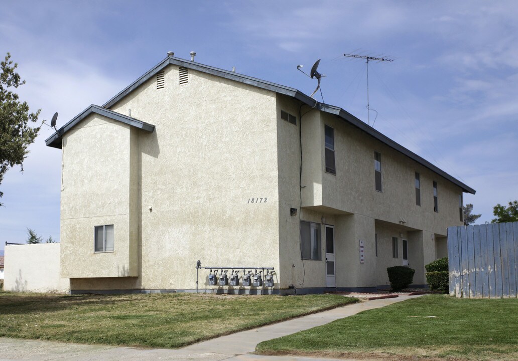 18172 Larkspur Rd in Adelanto, CA - Foto de edificio