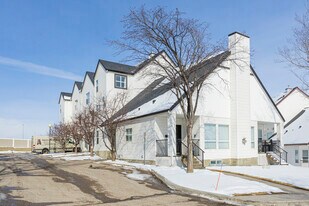190 Hidden Hills Terr NW in Calgary, AB - Building Photo