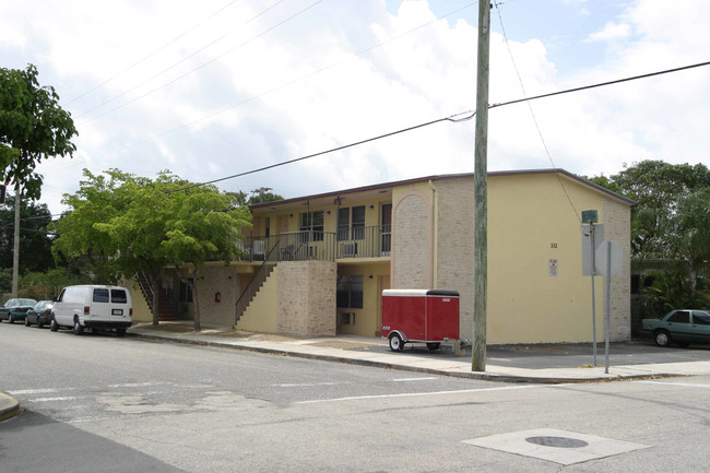 409 4th Ave N in Lake Worth, FL - Foto de edificio - Building Photo