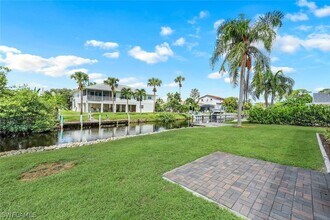 27150 Esther Dr in Bonita Springs, FL - Foto de edificio - Building Photo