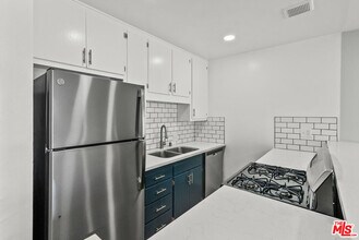 15286 Sutton St in Los Angeles, CA - Building Photo - Building Photo
