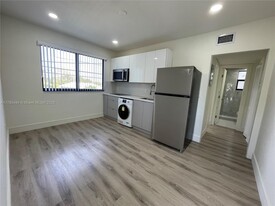 1943 NW 2nd Ct in Miami, FL - Building Photo