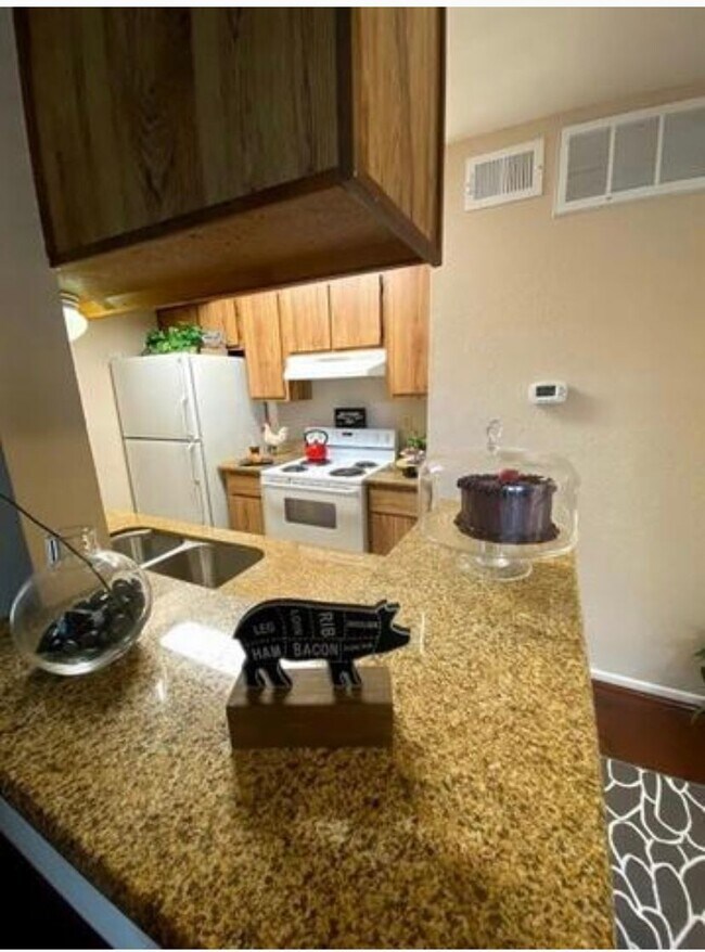 9000 Bissonnet St, Unit 307 in Houston, TX - Building Photo - Building Photo