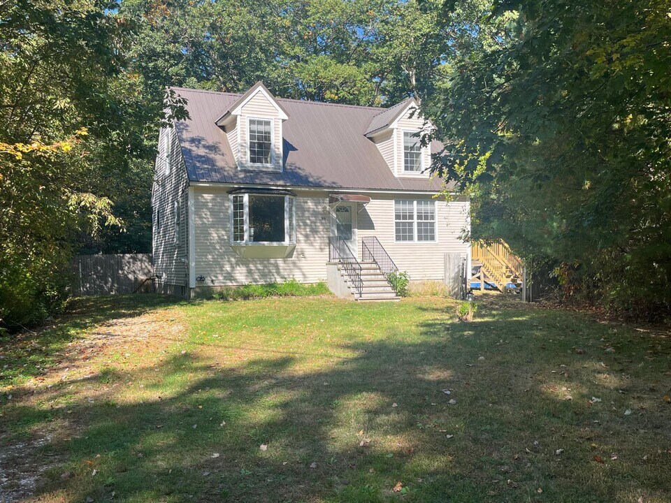 86 Stacy Ln in Eliot, ME - Building Photo