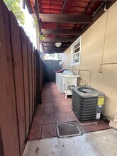 927 SW 71st Ct, Unit Cozy 1bd1ba Guest House in Miami, FL - Foto de edificio - Building Photo