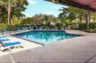 2810 N Oakland Forest Dr, Unit 304 in Oakland Park, FL - Building Photo - Building Photo