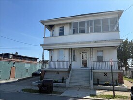 10 Knight St in Cranston, RI - Building Photo