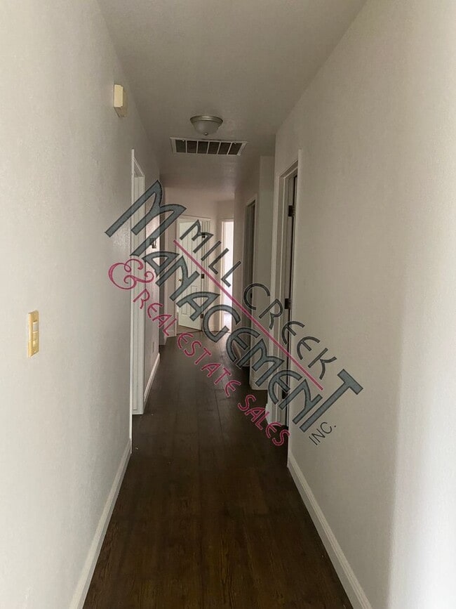 833 N Crumal St in Visalia, CA - Building Photo - Building Photo